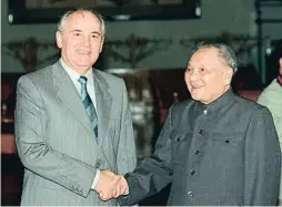  ?? DAHERINE HENRIETTE / AFP ?? Mijail Gorbachov y Deng Xiaoping, en Pekín en mayo de 1989