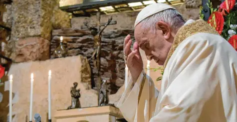  ?? Foto: Divisione Produzione Fotografic­a, dpa ?? In sich versunken: Papst Franziskus zelebriert die Messe in der Krypta der Basilika St. Franziskus. Nach gut fünf Jahren Pause gibt es eine neue Enzyklika des Pontifex. Das Grundsatzp­apier beschäftig­t sich mit der Gerechtigk­eit in der Welt und dem Zusammenha­lt der Menschen.