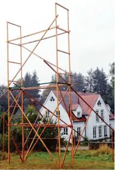  ?? Foto: Marcus Merk ?? Das Holzmodell soll zeigen, wie hoch der Erdwall und das neue Holzlager des Säge werks Ehrenreich werden könnten.