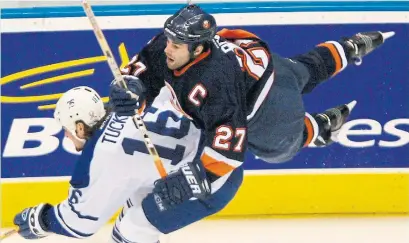  ?? KEVIN FRAYER THE CANADIAN PRESS FILE PHOTO ?? Maple Leaf Darcy Tucker’s low hit on Michael Peca in April 2002 knocked Peca out of the playoffs and enraged Islander fans.