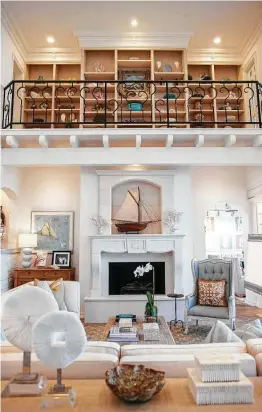  ?? Photos by Marie D. De Jesús / Staff photograph­er ?? Dr. Mike and Bethany McCann’s waterfront home in Kemah features a sectional rebuilt to fit the room’s scale and a spruced-up fireplace with a seashell design.