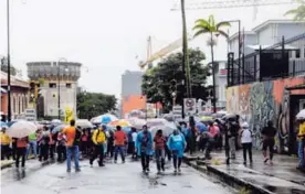  ?? ALEJANDRO GAMBOA ?? Aunque la gente iba preparada, el agua espantó a la mayoría.