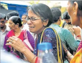  ?? ANSHUMAN POYREKAR/HT PHOTO ?? A woman grieves for her relative killed in the stampede at Elphinston­e station in Mumbai on Friday. The mishap led to the death of 22 people and injured several others.