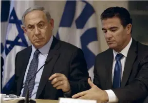  ??  ?? Avec Benyamin Netanyahou en octobre 2015. Il vient d’être nommé à la tête du Mossad.