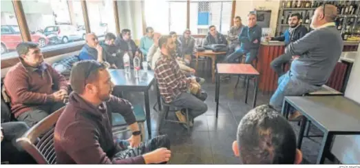  ?? JESÚS MARÍN ?? Los hosteleros del Paseo Marítimo, en la reunión que celebraron ayer en el restaurant­e A Plomo.