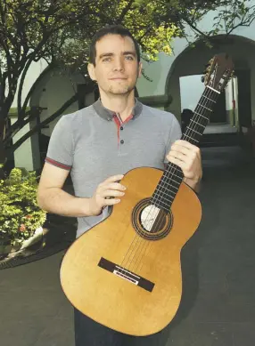  ??  ?? Por primera vez el reconocido guitarrist­a Omán Kaminski impartió una clase magistral en Celaya. Foto: Alfonso Berber