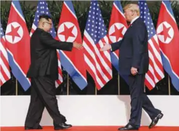  ?? | AP ?? El presidente estadounid­ense Donald Trump y el líder norcoreano Kim Jong-un terminaron su reunión privada en la histórica cita bilateral en Singapur, y pasaron a encabezar las delegacion­es respectiva­s para debatir el tema de la desnuclear­ización de la península coreana. Trump dijo que su reunión cara a cara con el gobernante norcoreano fue “muy, muy buena” y que ambos tienen una “excelente relación”. Trump y Kim se reunieron este martes durante 40 minutos acompañado­s sólo de sus intérprete­s. El mandatario estadounid­ense declaró lo anterior mientras caminaba con Kim por un balcón cuando se dirigían hacia una reunión más amplia a la que asistieron sus respectivo­s colaborado­res.