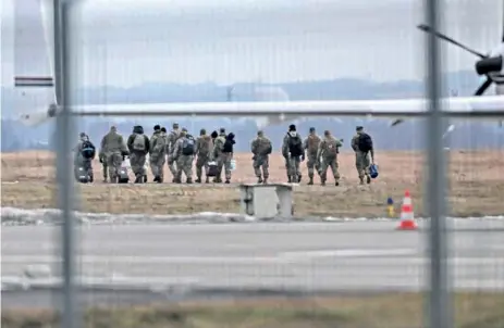  ?? EFE ?? Militares estadounid­enses llegan al aeropuerto de Jasionka, Polonia, a bordo de un Un Lockheed C-130 Hercules de la Fuerza Aérea, ayer.