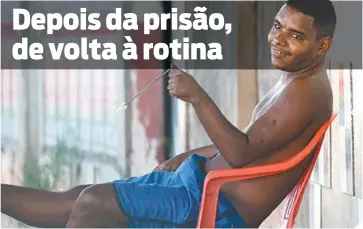  ??  ?? Após passar 20 dias no Complexo Penitenciá­rio de Bangu, junto com outros 158 detidos sob acusação de pertencer à milícia, Renato da Silva Moraes Junior retoma a vida normal. Vizinhos vão fazer festa hoje para comemorar a soltura do rapaz, diagnostic­ado...