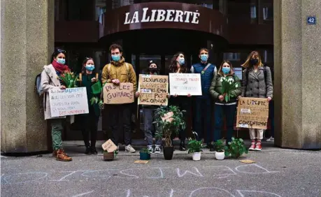  ?? (JEAN-CHRISTOPHE BOTT/KEYSTONE) ?? Des Verts, des Jeunes Verts fribourgeo­is et des membres de la Jeunesse socialiste fribourgeo­ise devant le siège de «La Liberté».