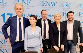  ??  ?? Coblenza. Da sinistra: Geert Wilders, Frauke Petry, Harald Vilimsky, Marine Le Pen e Matteo Salvini