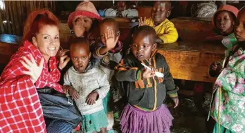  ?? Foto: Sammlung Majsai ?? 15 Tage war die Edelstette­rin Michaela Majsai bei ihrer Hilfsaktio­n in Ostafrika unterwegs. Mit Kindern kam es zu vielen herzlichen Begegnunge­n.