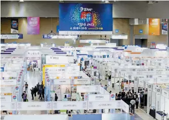  ?? Newsis ?? Visitors look around booths at the Korea Public Procuremen­t Expo 2023 at KINTEX in Goyang, Gyeonggi Province, in this April 2023 photo.