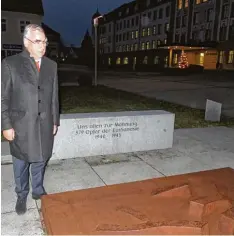  ?? Foto: Peter Bauer ?? Theo Waigel am Ursberger Denkmal für die Gefallenen und die Opfer der Euthanasie. Dieses wurde im Jahr 2004 errichtet.