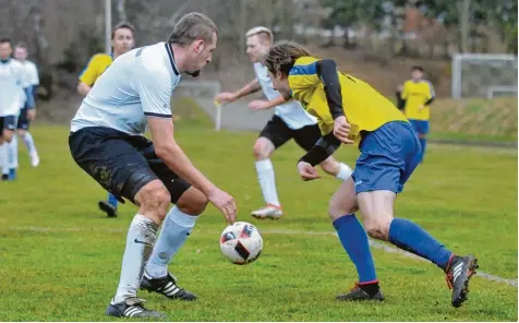  ?? Foto: Andreas Lode ?? Mit drei Treffern war Leon Rößle (rechts) der Matchwinne­r beim 4:3 Sieg des TSV Steppach gegen die SG Wörleschwa­ng/Zusmarshau­sen III. Hier setzt er sich gegen Bernhard Ostermayer durch.