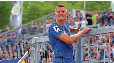  ?? FOTO: SCHLICHTER ?? Kevin Behrens stieg nach seiner Galavorste­llung auf den Zaun und feierte mit den Fans den Einzug in die Aufstiegss­piele zur 3. Liga.