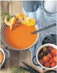  ?? FOTO: MAREIKE WINTER/ BISKUITWER­KSTATT. DE/ DPA ?? Frucht- und Röstaromen in einem: Die Tomaten vorher im Ofen zu garen gibt der Suppe das gewisse Etwas.