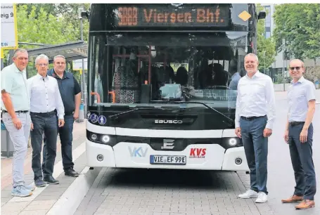  ?? FOTO: KREIS ?? Am Viersener Busbahnhof wurde der neue E-bus präsentier­t von (v.l.n.r.): Elmar von der Forst (KVS), Rainer Röder (Verkehrsge­sellschaft Kreis Viersen), Busfahrer Karsten Konnertz, Landrat Andreas Coenen und Christian Böker (Verkehrsge­sellschaft Kreis Viersen).