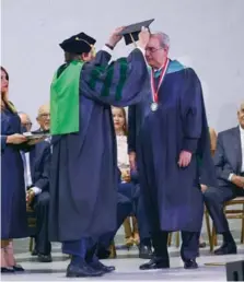  ?? KEVIN RIVAS ?? La Unphu le entregá el doctorado Honoris Causa a Abinader.