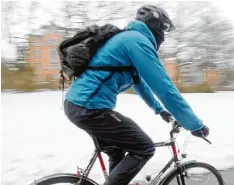  ?? Foto: Annette Zoepf ?? Radeln im Winter – das ist auch eine Möglichkei­t, wie sich Bürger im Stadtverke­hr klimaschon­end fortbewege­n können.