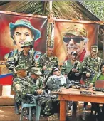  ??  ?? ARMADOS. Militantes chavistas protestaro­n en Caracas contra Trump. Las FARC disidentes anunciaron hace 15