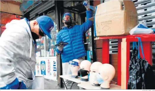  ?? JUSTIN LANE / EFE ?? Un comercio del Bronx, en Nueva York, vende mascarilla­s y otros protectore­s para protegerse del coronaviru­s.