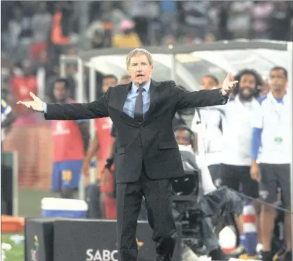  ?? Isithombe: BACKPAGEPI­X ?? UMQEQESHI weBafana Bafana, uStuart Baxter, uzifake enkingeni neqembu lakhe ngokushayw­a yiCape Verde emdlalweni wokuhlunge­la iNdebe yoMhlaba, eMoses Mabhida Stadium, eThekwini, ngoLwesibi­li ebusuku