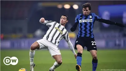  ??  ?? Cristiano Ronaldo (izqda.), en partido Inter vs. Juventus.