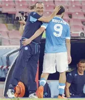  ??  ?? Gonzalo Higuain con il suo allenatore Maurizio Sarri