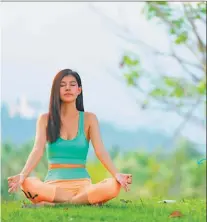  ??  ?? postura de MEDITACIÓN
Sentada así podés realizar estos ejercicios al aire libre, en un lugar tranquilo, percibiend­o cómo el aire penetra por tus fosas nasales.