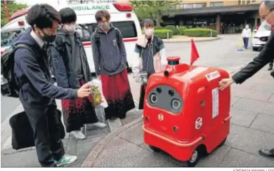  ?? KIMIMASA MAYAMA / EFE ?? El robot ‘DeliRo’ transporta objetos en un hospital de Tokio.