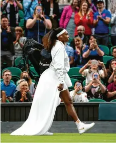 ?? Foto: dpa ?? Mit einem großen Schleier schritt Serena Williams in diesem Jahr auf den heiligen Rasen in Wimbledon. Sie liebt ihre Extravagan­z.