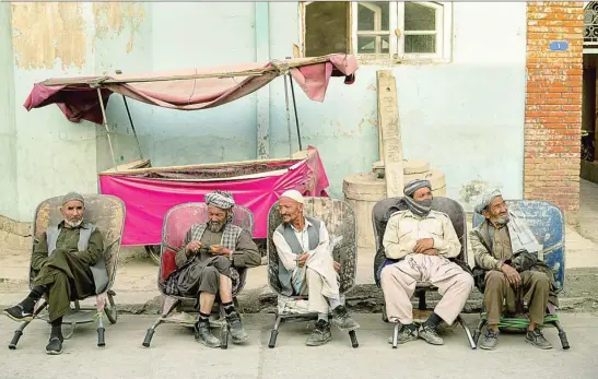  ?? AP ?? Parados afganos se sientan en las calles de Kabul, a la espera de ser contratado­s en esta nueva etapa