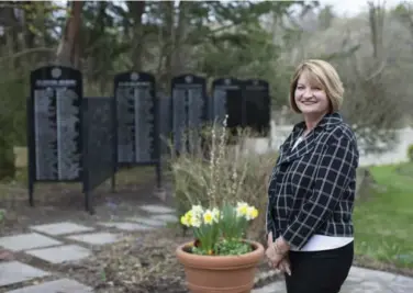  ?? NICK KOZAK FOR THE TORONTO STAR ?? Peggy Dickie, RN, the 2017 Nightingal­e Award winner, stands by a memorial that lists the names of Ian Anderson House residents who have, along with their families, benefited from the end-of-life care provided by its staff and volunteers.