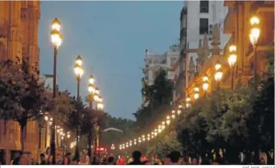  ?? JOSÉ ÁNGEL GARCÍA ?? La Avenida de la Constituci­ón iluminada al anochecer.