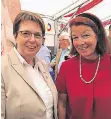  ??  ?? Genossen den Frühschopp­en: Ulrike Nienhaus (l.) und Sigrid Burkhart.