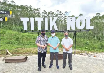  ?? ?? (From left) Awang Tengah, Ongkili and Joachim at the ‘KM0 Point’ of Nusantara.