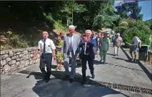  ?? Joseph Ghilardi, Francis Tujague et André Ipert dans le cortège des célébratio­ns. (Photos A.D.S.) ??