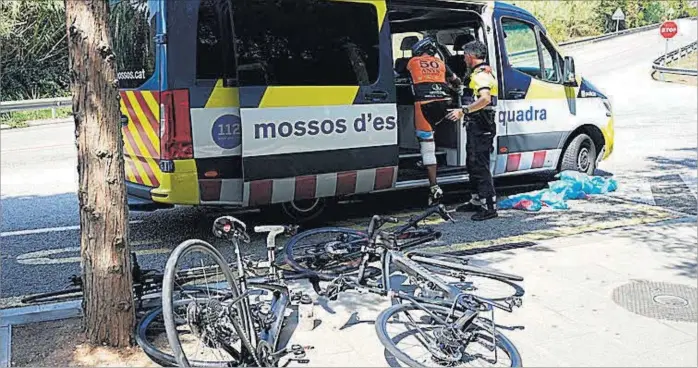  ?? EFE ?? Uno de los ciclistas atropellad­os ayer es atendido por los Mossos d’Esquadra en la carretera que une Martorell y Terrassa.