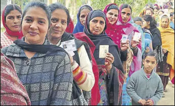  ?? HT PHOTO ?? Voters queuing up to cast their votes at a polling booth in Khattran village in Ludhiana.