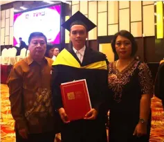 ??  ?? Internatio­nal student from Sanggau, Kalimantan Barat and also one of the Recognitio­n of High Achievers for Year 2018 achievers, Jerremy Wesley Lames (Diploma in Culinary Arts), with his father Pastor Bartholome­w Lames and mother Ibu Debie Lames.