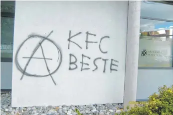  ?? FOTO: STADTVERWA­LTUNG ?? Sachbeschä­digungen am Schulzentr­um in Bad Schussenri­ed, wie dieses Graffitti an der Jakob-Emele-Realschule, häufen sich nach Angaben der Stadt. Um besser gegen dieses und andere Ärgernisse vorgehen zu können, erlässt sich jetzt eine Benutzungs­ordnung...