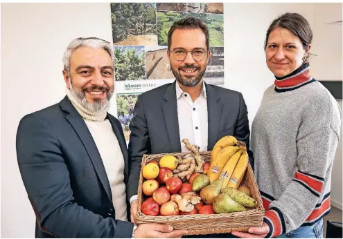  ?? RP-FOTO: JÜRGEN BAUER ?? Dieses Foto entstand vor der Corona-Pandemie. Damals konnte das Team von Lehmann Natur noch eng beieinande­r stehen (v.l.): Yasar Yazici, Geschäftsf­ührer Raphael Kennerknec­ht, Einkaufsle­iterin Marion Hoffman. Inzwischen wäre das nicht mehr möglich.