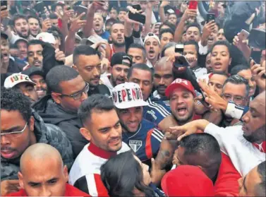  ??  ?? EUROFIA. Dani Alves, en su llegada al aeropuerto en São Paulo.