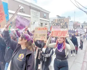  ?? ?? l Decenas de mujeres de diversos colectivos y sociedad civil participar­on en la marcha del 8M en Nogales.