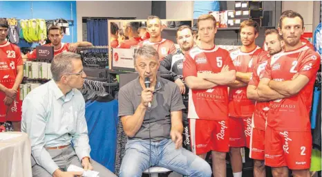  ?? FOTO: MICHAEL MADER ?? Laupheims Trainer Klaus Hornung (rechts) inmitten seiner Spieler ist überzeugt, dass der HRW eine gute Saison in der Württember­gliga spielen wird.