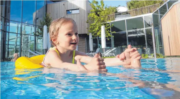  ?? FOTOS: FELIX KÄSTLE/SILJA MEYER-ZURWELLE ?? Sichtlich Spaß haben auch die kleinsten Besucher des Probeschwi­mmens.
