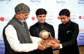  ?? — AFP photo ?? Kailash (left) presents the Internatio­nal Children’s Peace Prize 2021 to Vihaan and Nav in The Hague.