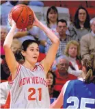  ?? JIM THOMPSON/JOURNAL FILE ?? Miranda Sanchez (21), seen here against Air Force in 2000, played for the Lobos from 1998-2001. She is tied for third with 186 3-pointers.