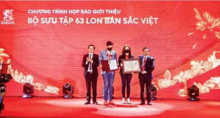  ?? Photo courtesy of the firm ?? Bia Saigon was honoured to receive the announceme­nt of setting a Vietnamese record for the “Bản Sắc Việt” collection with images of the 63 localities in Việt Nam.